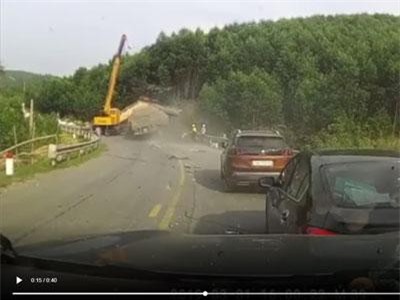 CLIP: Kinh hoàng xe tải hạ gục xe cẩu đang cứu hộ container