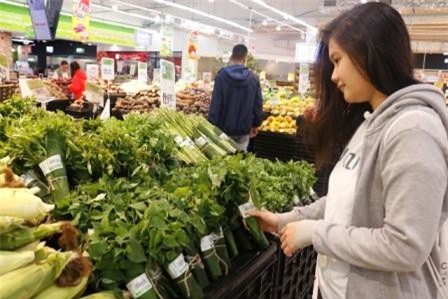 Nhiều siêu thị Big C thí điểm bọc rau bằng lá chuối