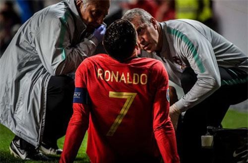 HLV Max Allegri báo tin buồn về Ronaldo