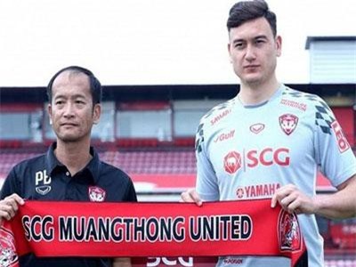 HLV Muangthong từ chức, Đặng Văn Lâm vực lại tinh thần đội bóng