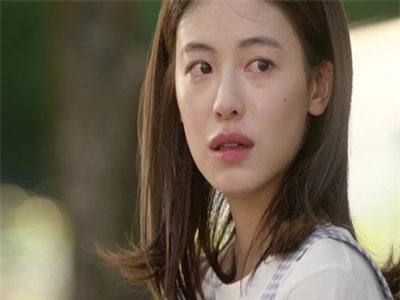 Đứng trước phòng nghe được lời nói xúc phạm của mẹ chồng với mẹ đẻ, tôi bật tung cửa nói 1 câu khiến bà sững sờ