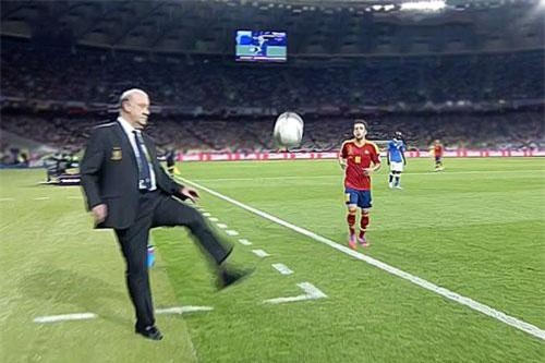 CLIP: Những pha xử lý bóng điệu nghệ đến khó tin của các HLV