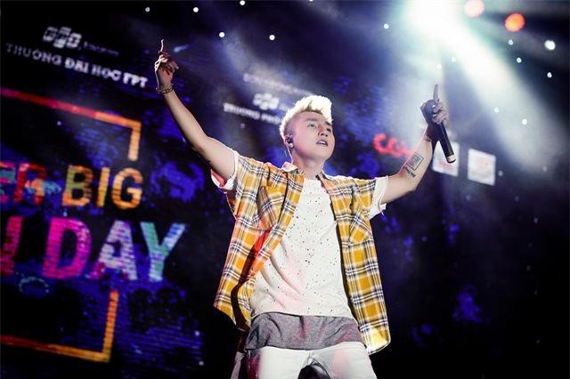 CLIP: Sơn Tùng khoe tóc mới lạ lẫm, diễn Lạc trôi phong cách cực "chất" trước 10.000 fans