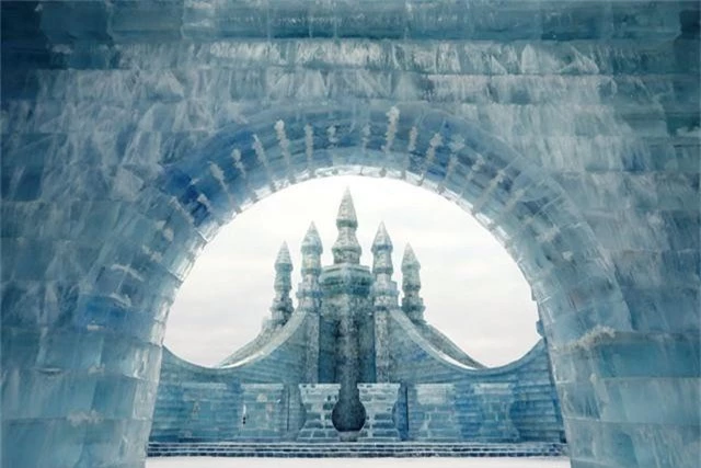 Khung cảnh hỗn độn khi những tòa lâu đài băng đẹp nhất thế giới tan chảy - Ảnh 2.