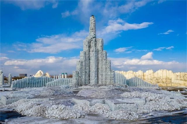 Khung cảnh hỗn độn khi những tòa lâu đài băng đẹp nhất thế giới tan chảy - Ảnh 6.