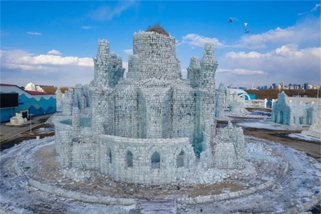 Khung cảnh hỗn độn khi những tòa lâu đài băng đẹp nhất thế giới tan chảy - Ảnh 9.