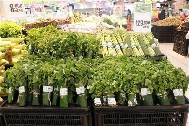 Người tiêu dùng hào hứng khi siêu thị gói rau bằng “lá chuối” - 2