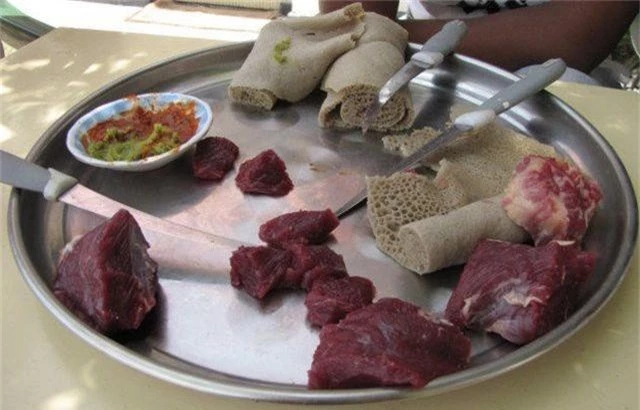 Rùng mình với sở thích ăn thịt sống kỳ lạ ở Ethiopia - 2