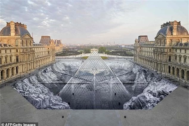 Tác phẩm nghệ thuật tại bảo tàng Louvre bị giẫm nát bởi du khách - Ảnh 1.