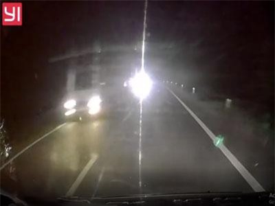 CLIP: Bất chấp nguy hiểm, xe tải “giương pha”, lấn làn để vượt ẩu, suýt gây tai nạn