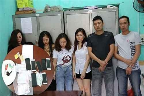 Đột kích quán karaoke, phát hiện nhóm thanh niên đang bay lắc