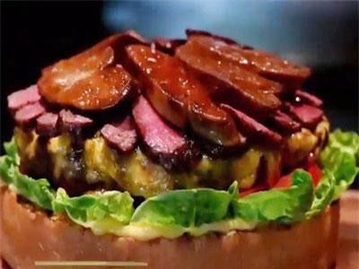 Burger rắc vàng mừng lễ đăng quang của Nhật Hoàng