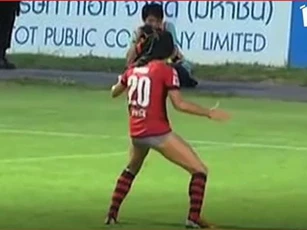 CLIP: 10 pha ăn mừng bàn thắng phải nhận thẻ đỏ trong bóng đá