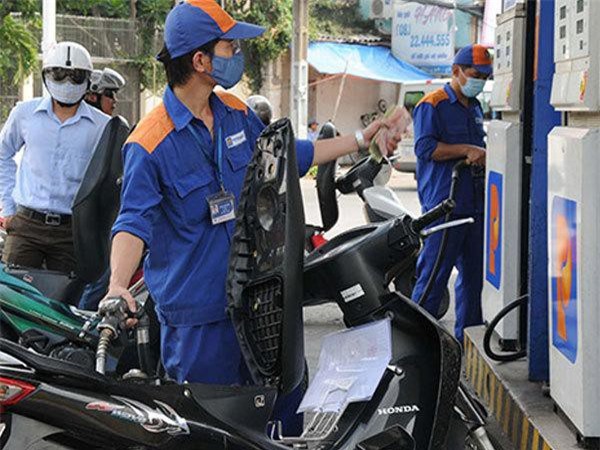 Xăng dầu đồng loạt tăng giá mạnh từ 17h hôm nay