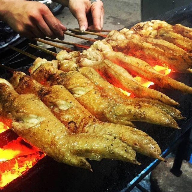 Hàng tấn chân cánh gà đang phân huỷ bốc mùi hôi thối suýt tuồn vào nội địa