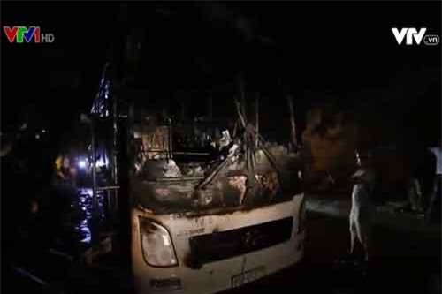 Khánh Hòa: Xe khách du lịch cháy rụi trong đêm