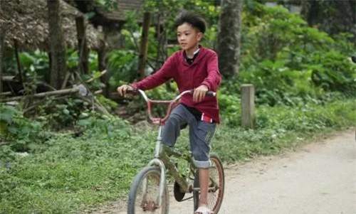 Vì Quyết Chiến đã đạp xe trong 5 tiếng đồng hồ đi được 103 km chỉ với suy nghĩ sẽ gặp được bố mẹ và em trai ở Hà Nội.