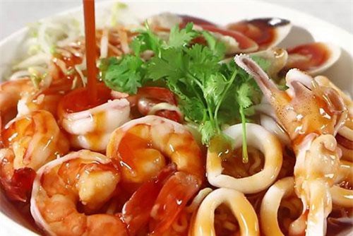Clip: Hướng dẫn làm mì hải sản sốt chua cay ngon mê ly tại nhà