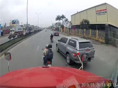 CLIP: Phẫn nộ xe bán tải vượt ẩu, chèn ép cả ô tô và xe máy