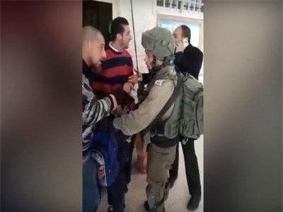 Binh sĩ có vũ trang Israel bắt học sinh Palestine 9 tuổi tại trường học
