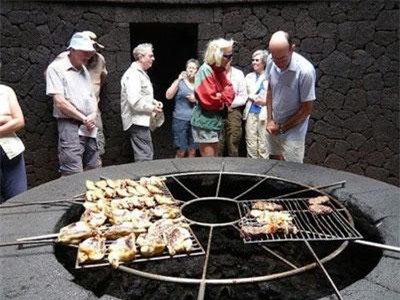 Nhà hàng độc lạ: Nướng thịt trên miệng núi lửa