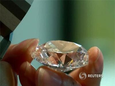 CLIP: Viên kim cương hoàn hảo hiếm có “không tỳ vết” giá 11 triệu USD