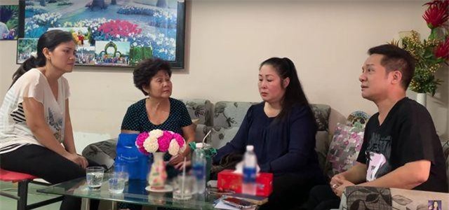 NSND Hồng Vân, Minh Nhí trao tiền ủng hộ tới gia đình nghệ sĩ Anh Vũ