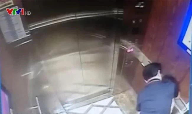 Người đàn ông có dấu hiệu dâm ô với bé gái trong thang máy.