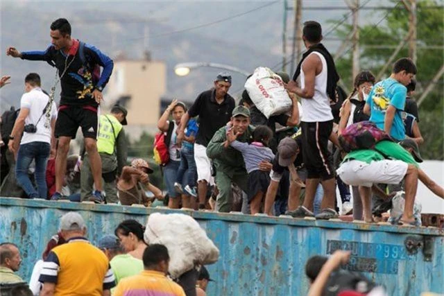 Hàng nghìn người Venezuela xé rào, vượt biên sang Colombia - 1
