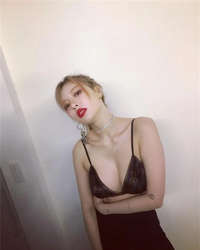 Hyuna chẳng còn biết ngại là gì, xả cả loạt ảnh cố tình zoom khoe trọn vòng 1 nóng bỏng mắt - Ảnh 2.