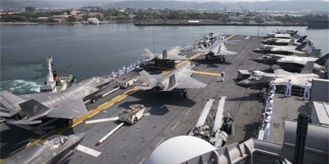 Tàu chiến Mỹ mang theo phi đội F-35 lớn chưa từng có qua Biển Đông - 1
