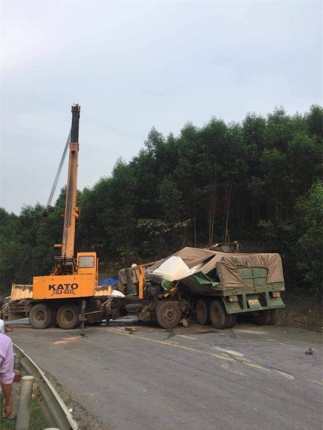 CLIP: Xe đầu kéo "lao như bay", tông thẳng hiện trường vụ tai nạn khác rồi lật nghiêng