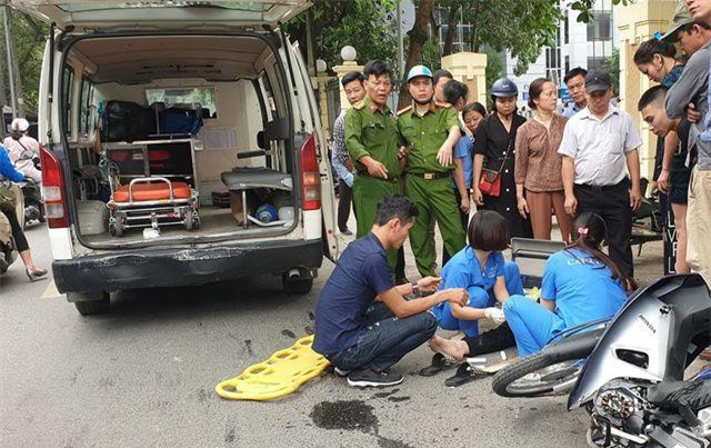 Hà Nội: Tài xế xe Lexus đâm gãy chân người đi xe máy rồi bỏ chạy