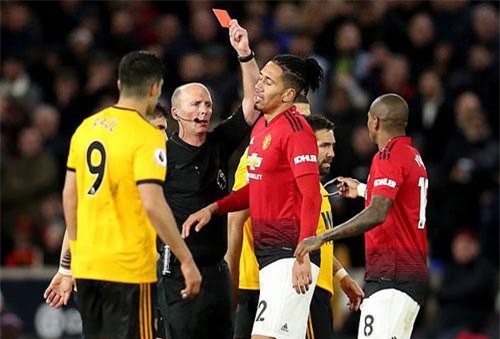 Đuổi Ashley Young, Mike Dean đi vào lịch sử Premier League