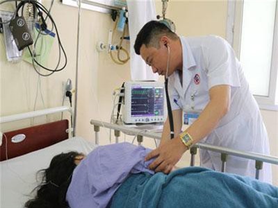 Mẩn đỏ toàn thân, đau bụng nguy kịch sau ăn trứng kiến