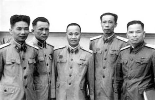 Thi&#x1EBF;u t&#x1B0;&#x1EDB;ng Ho&#xE0;ng S&#xE2;m: B&#x1EAF;n s&#xFA;ng hai tay &#x201C;b&#xE1;ch ph&#xE1;t b&#xE1;ch tr&#xFA;ng&#x201C;