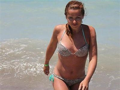 Cô giáo bị nhà trường đuổi việc vì đăng ảnh mặc bikini và váy ngắn lên mạng xã hội