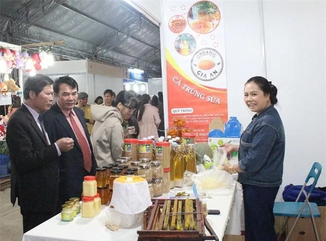 Ông S tham quan gian hàng trưng bày sản phẩm của một bạn trẻ khởi nghiệp của tỉnh Lâm Đồng (Ảnh: VH) 