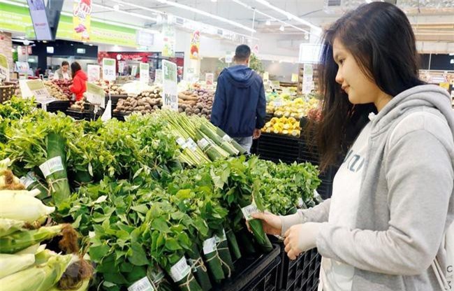  Báo Singapore ấn tượng việc Việt Nam sử dụng lá chuối để gói rau