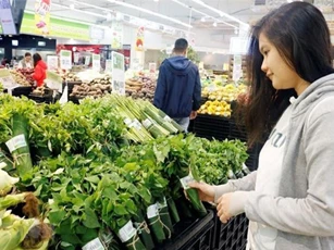 Báo Singapore ấn tượng việc Việt Nam sử dụng lá chuối để gói rau