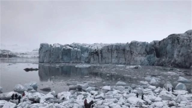 Du khách bỏ chạy tán loạn khi núi băng bất ngờ đổ sập gây sóng lớn - 1