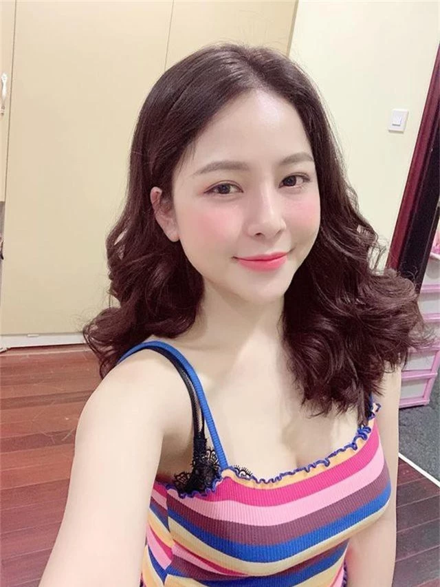 Hot girl World Cup Trâm Anh phủ nhận tin đồn “tình trường dày dặn” thời học sinh - 3 Hot girl World Cup Trâm Anh phủ nhận tin đồn “tình trường dày dặn” thời học sinh - 3
