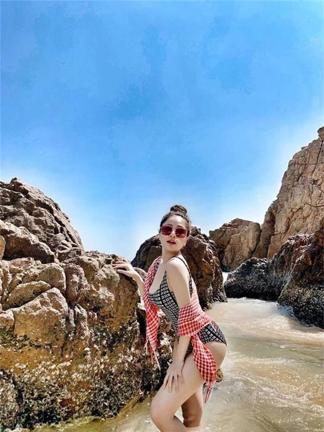 Hot girl World Cup Trâm Anh phủ nhận tin đồn “tình trường dày dặn” thời học sinh - 7 Hot girl World Cup Trâm Anh phủ nhận tin đồn “tình trường dày dặn” thời học sinh - 7