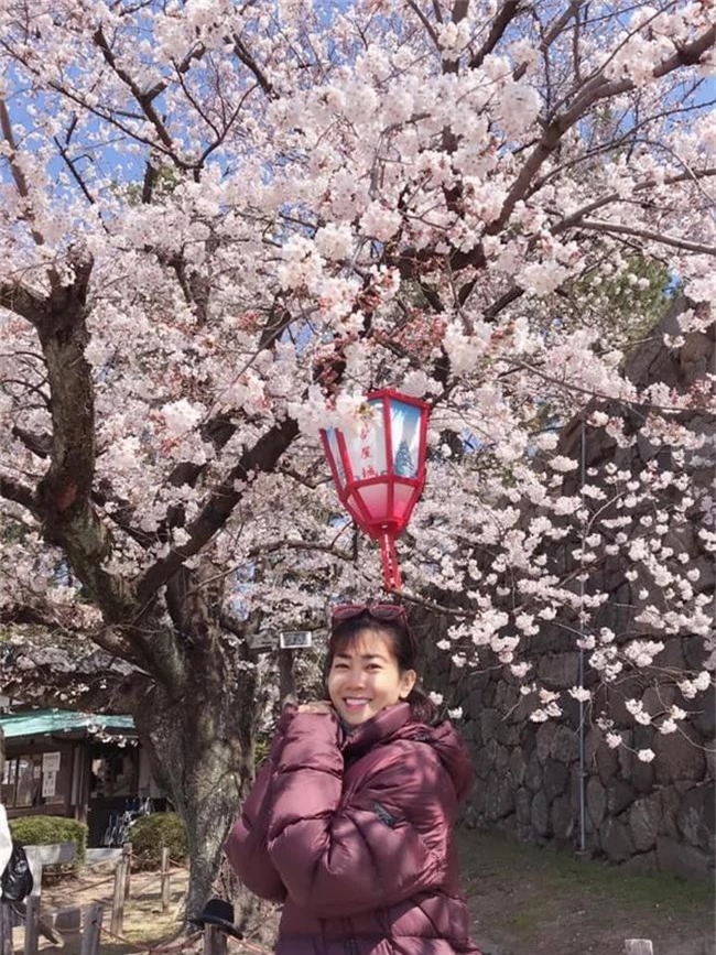 Mai Phương tươi tắn cùng con gái đi du lịch Nhật Bản sau gần 1 năm điều trị ung thư phổi - Ảnh 2.