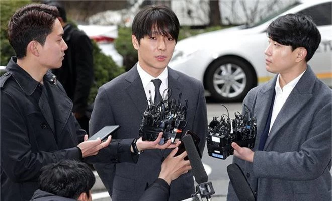 Tin nóng dồn đập: Choi Jong Hoon cuối cùng đã nhận tội, hôn thê tài phiệt của Yoochun bị bắt và trói tay giải về đồn - Ảnh 1.