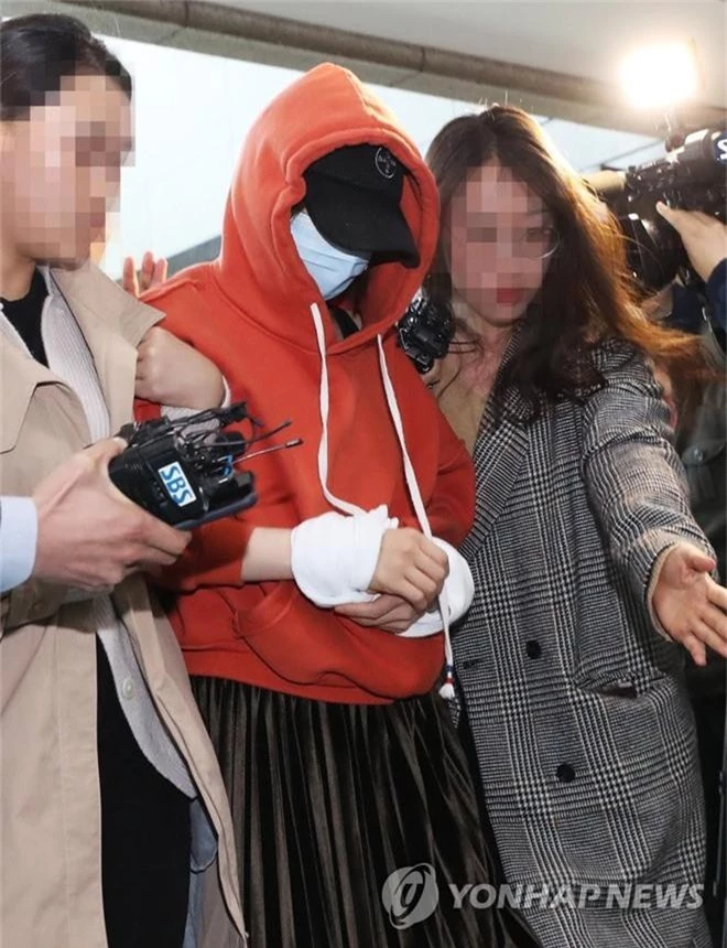Tin nóng dồn đập: Choi Jong Hoon cuối cùng đã nhận tội, hôn thê tài phiệt của Yoochun bị bắt và trói tay giải về đồn - Ảnh 4.