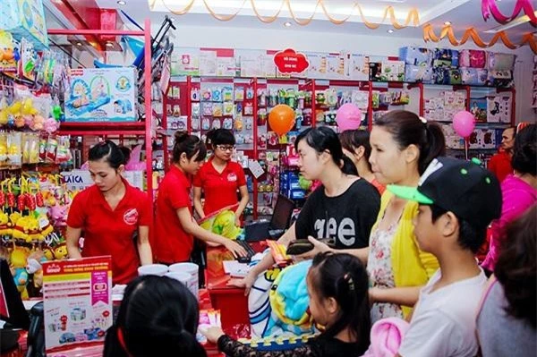 Các cửa hàng kinh doanh hàng hóa cho mẹ và bé ngày càng thu hút lượng khách hàng đông đảo (Ảnh: VĐ)