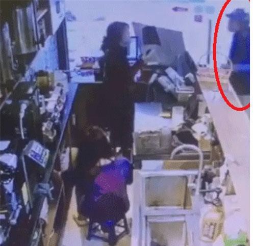 CLIP: "Choảng" gạch vào đầu nữ nhân viên quán trà sữa vì bị từ chối đổi tiền lẻ?