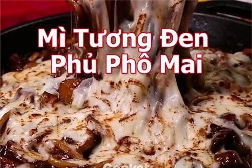 Mì tương đen phủ phô mai ngon tại nhà.