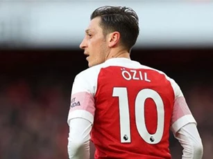 Khó tin việc Ozil “sợ” chơi bên ngoài London cho Arsenal trong 17 tháng qua
